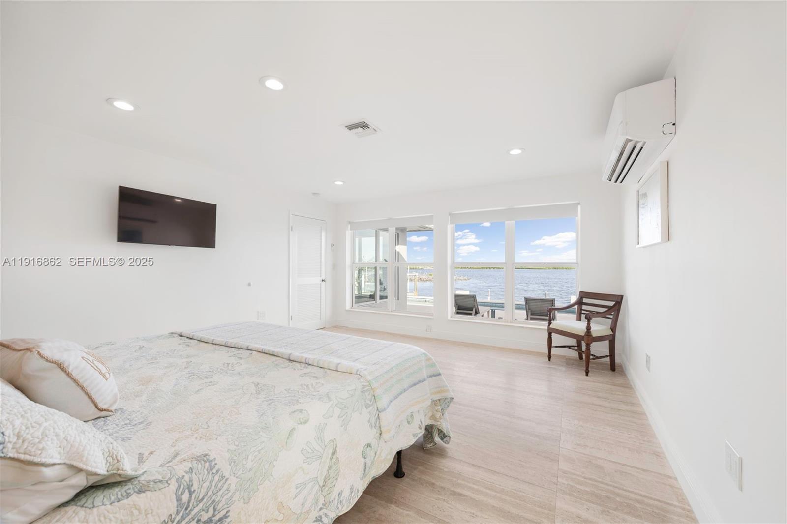 TROPICAL BAY - Residential