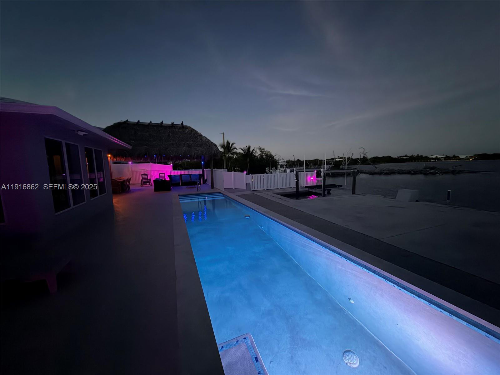 TROPICAL BAY - Residential