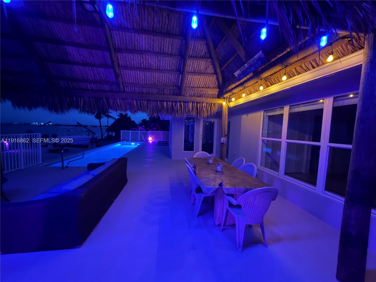 TROPICAL BAY - Residential