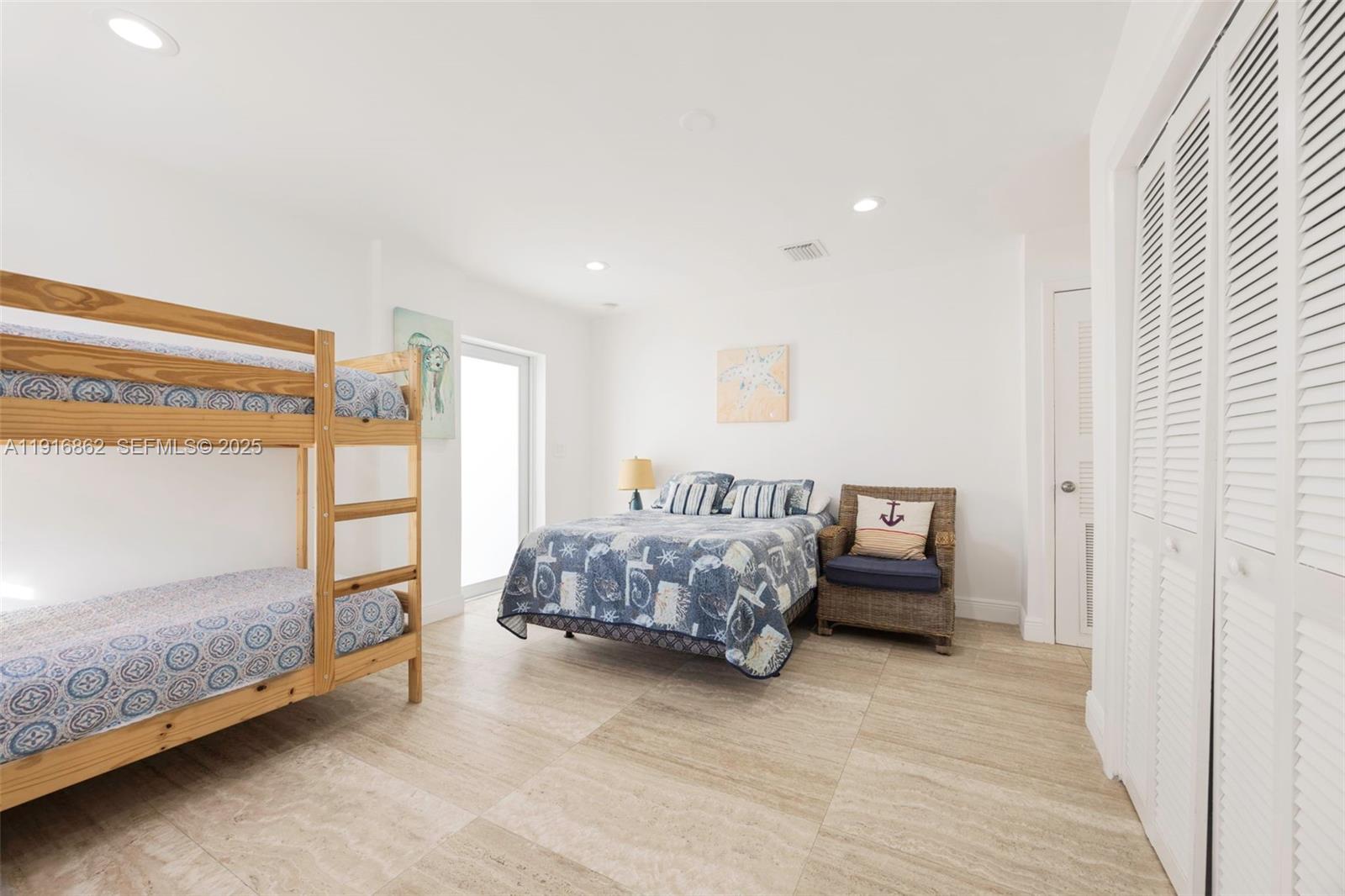 TROPICAL BAY - Residential