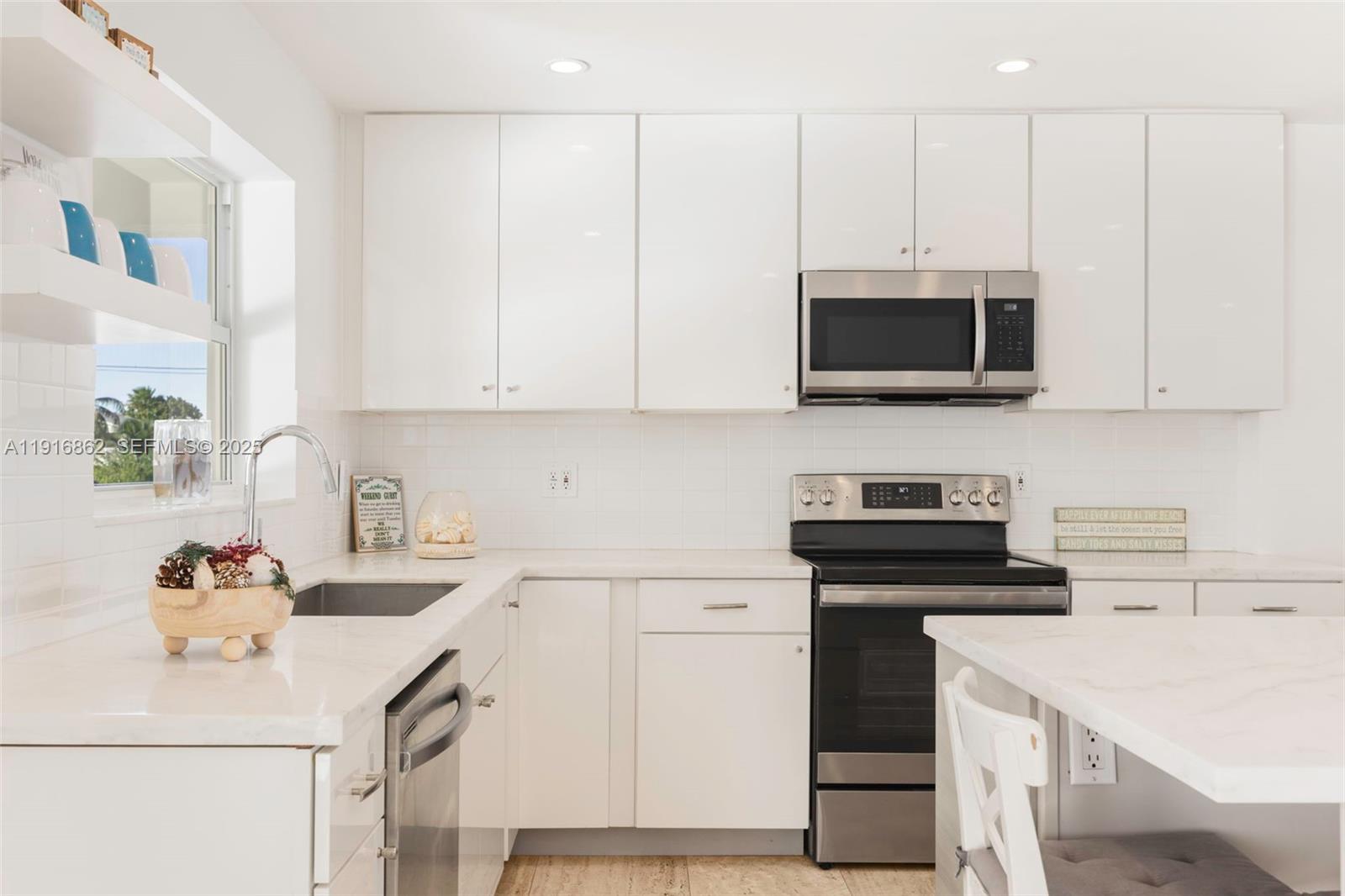 TROPICAL BAY - Residential