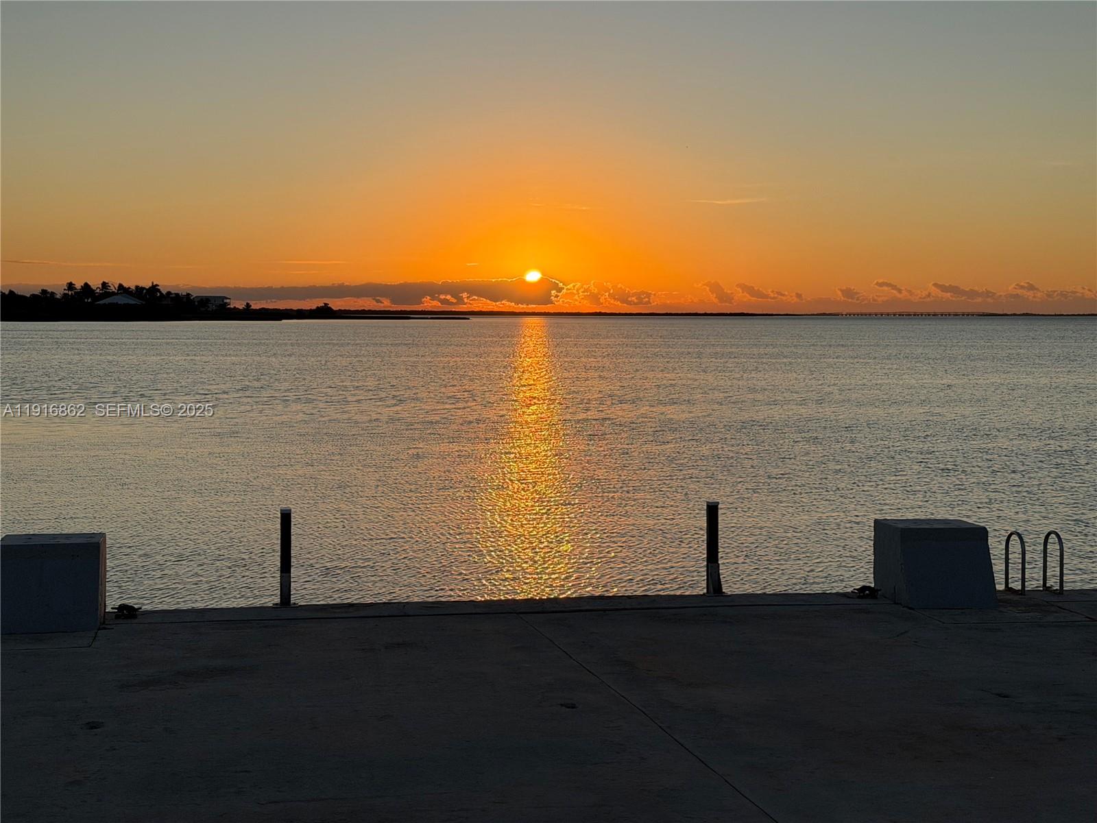 TROPICAL BAY - Residential