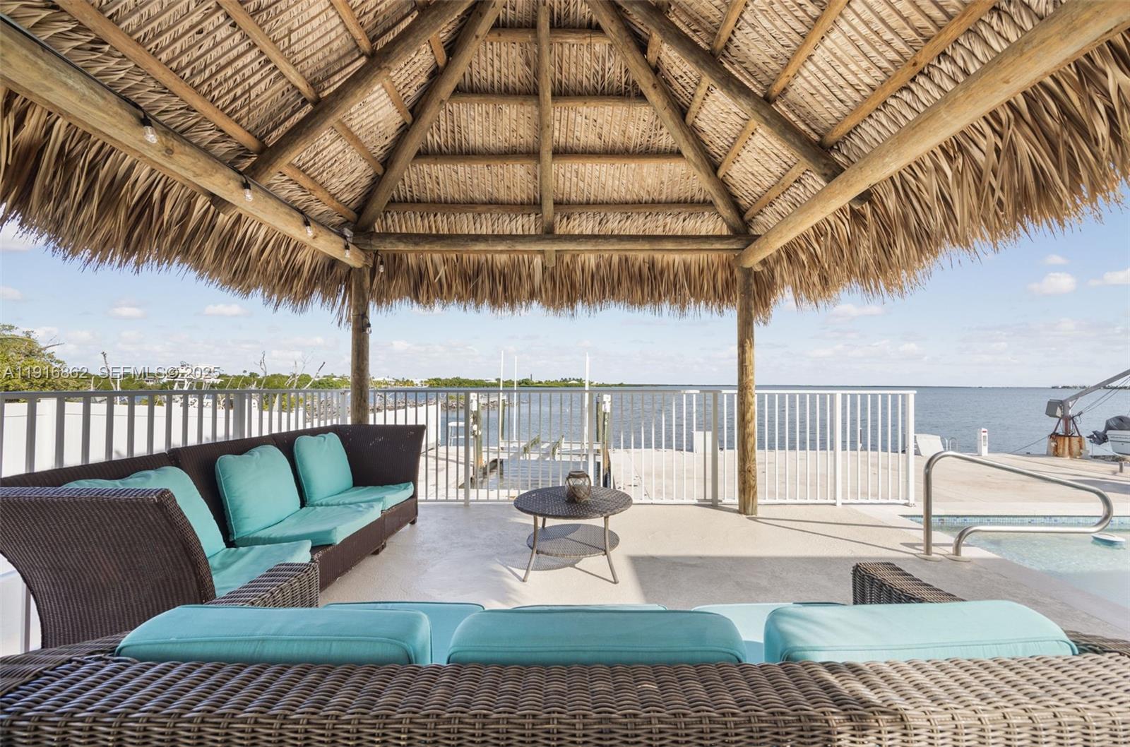 TROPICAL BAY - Residential