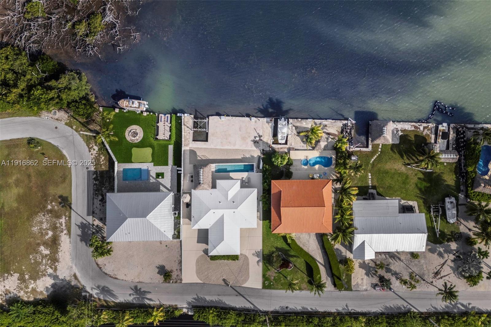 TROPICAL BAY - Residential