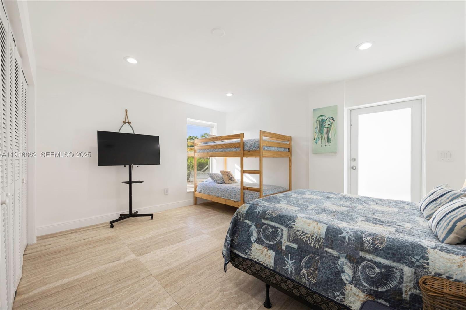 TROPICAL BAY - Residential