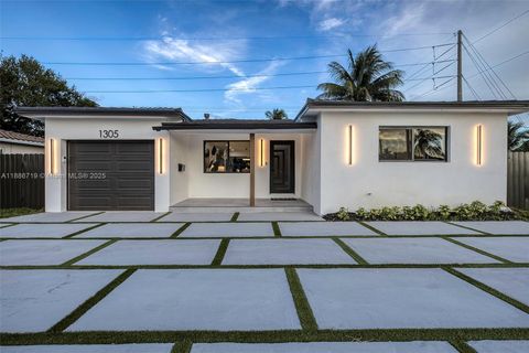 Photo of 1305 N 31st Rd, Hollywood, FL 33021 (MLS # A11886719)