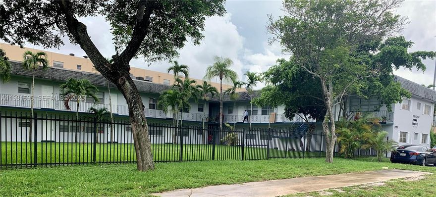 Beautifully remodeled apartment in the heart of Hollywood, 1 bedroom 1 Bathroom. Great Location, Great Schools. Large updated unit. Tile throughout, freshly painted, central A/C, updated Kitchen and Bathroom.  Trash collection and pest control services are included. Close to Hollywood Circle & Minutes to Major Shops.