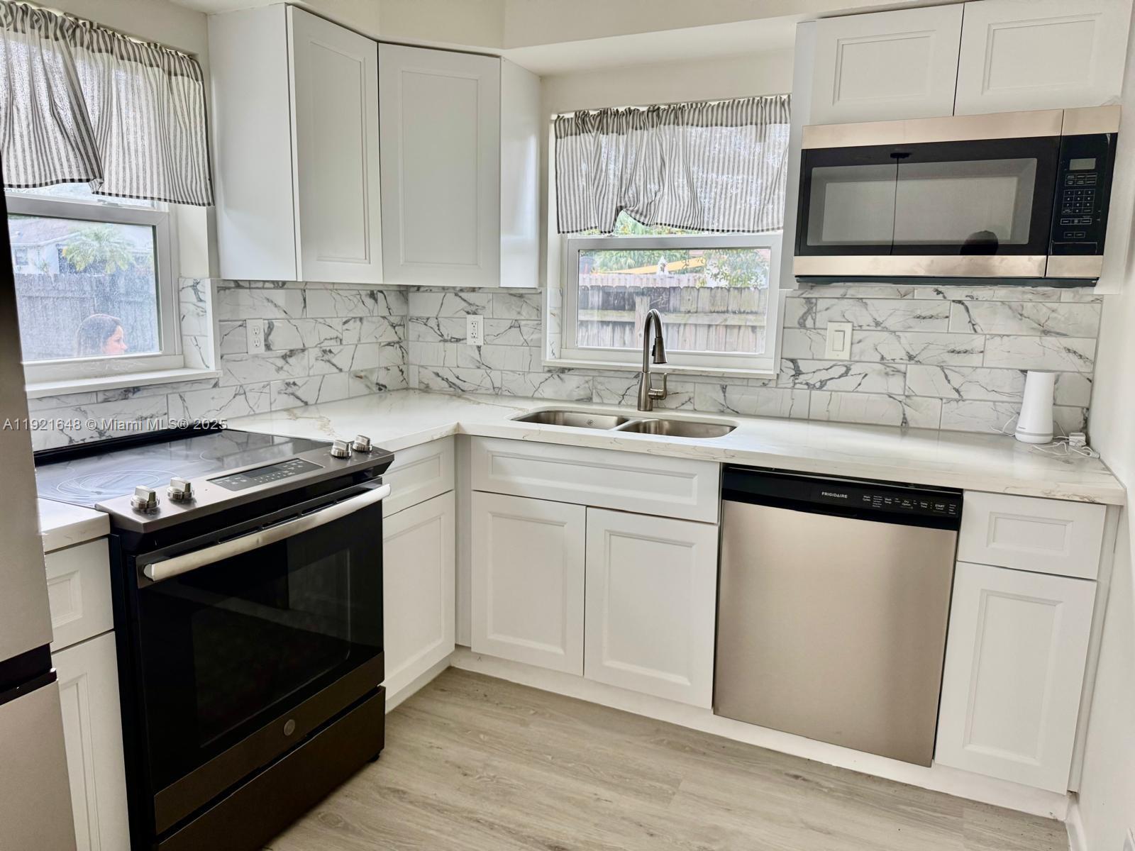 HOLLYWOOD PARK - Residential Lease