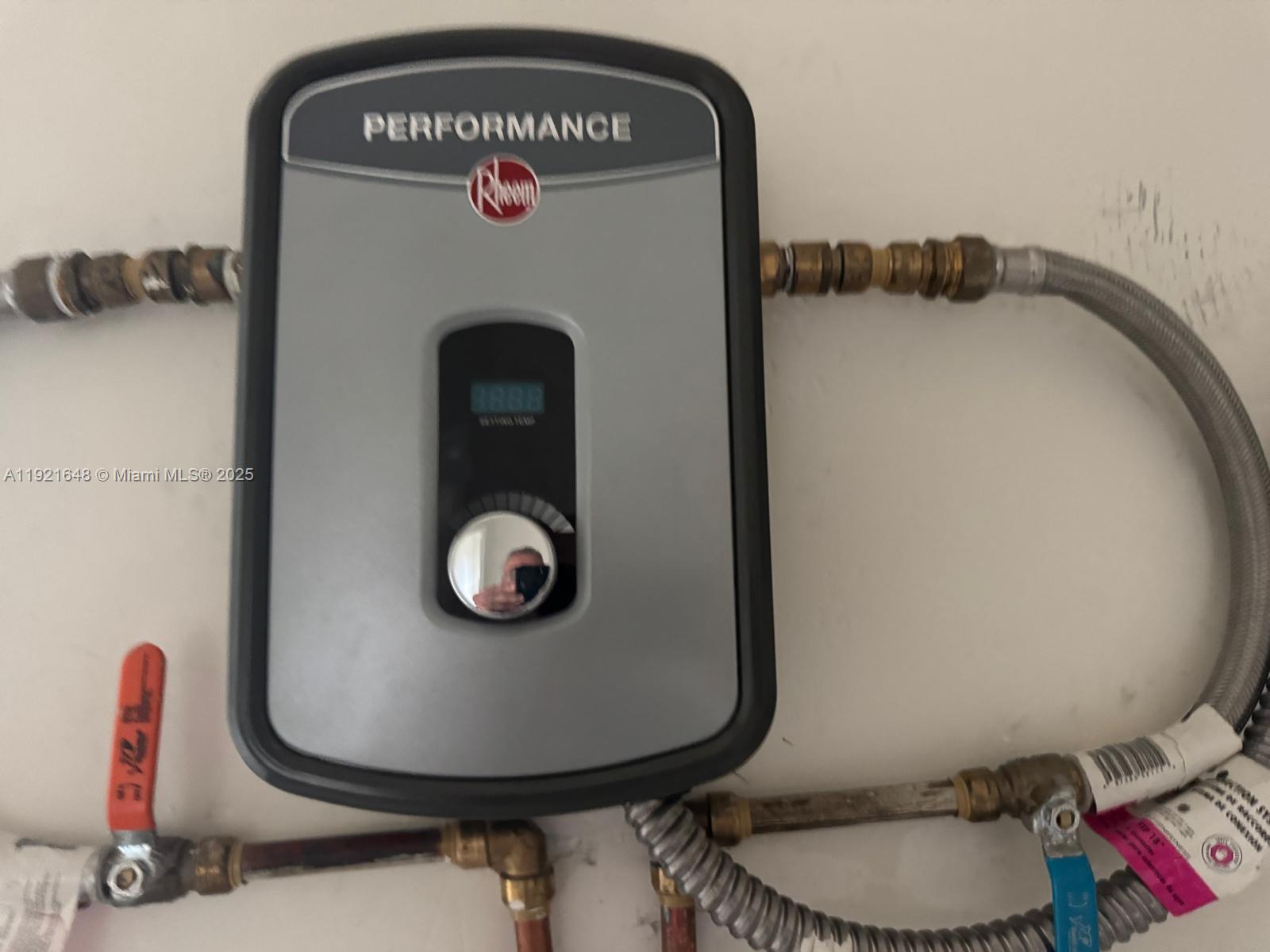 HOLLYWOOD PARK - Residential Lease