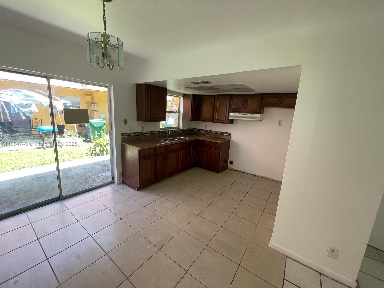 ROYAL OAKS TOWNHOUSE 2 CO - Residential Lease