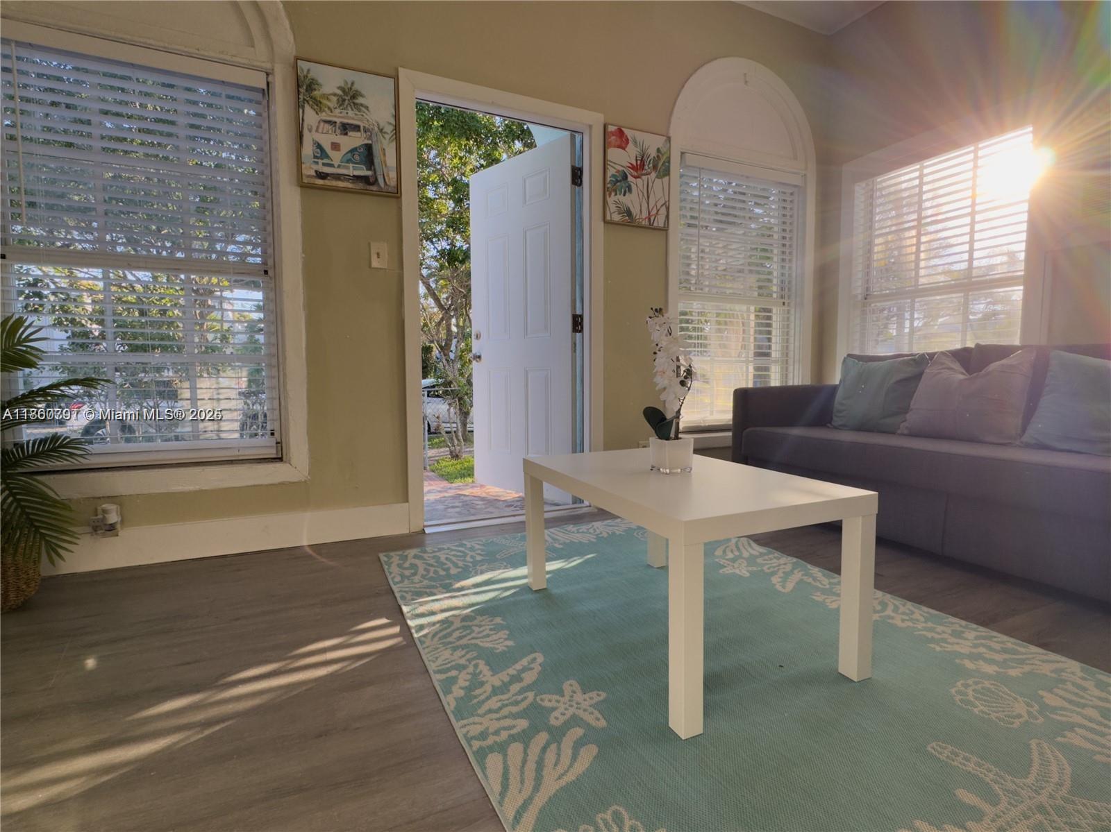 Find your peace in Shenandoah! This spacious 2-bedroom 1 bath offers a tranquil escape in a safe and friendly neighborhood. Convenience awaits. Enjoy easy access to shops, restaurants, and entertainment, all just moments away. Don't miss out! Schedule a showing today and discover your new home.