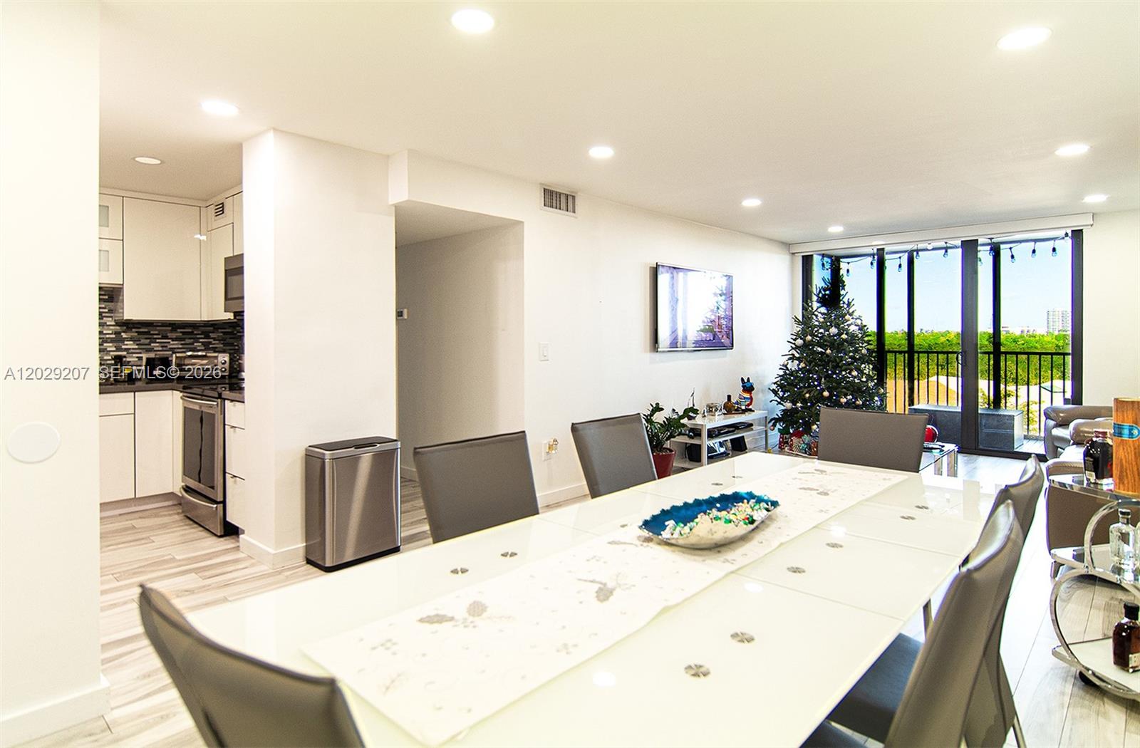 2500 NE 135th St B508