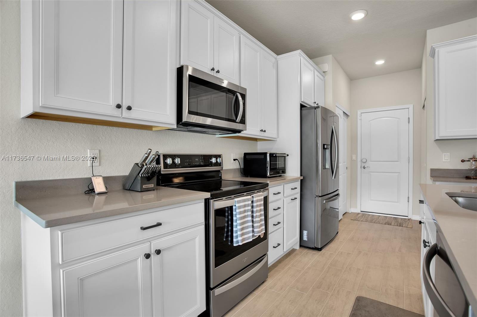 OAK TREE PROPERTY REDEVEL - Residential Lease