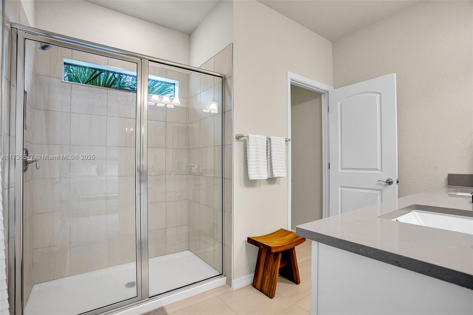 OAK TREE PROPERTY REDEVEL - Residential Lease