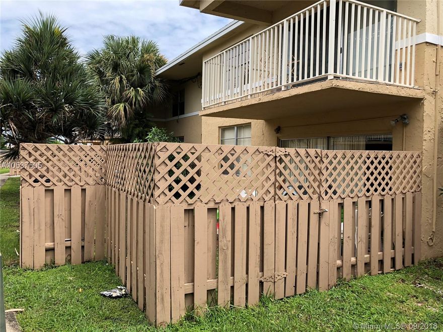 Corner unit with its own fenced patio. 2 bedroom 2 bathroom, Title through out, kitchen with granite counter top. Quiet neighborhood with 24 hours guard gate. Close to major highways, Downtown Doral and City Place.