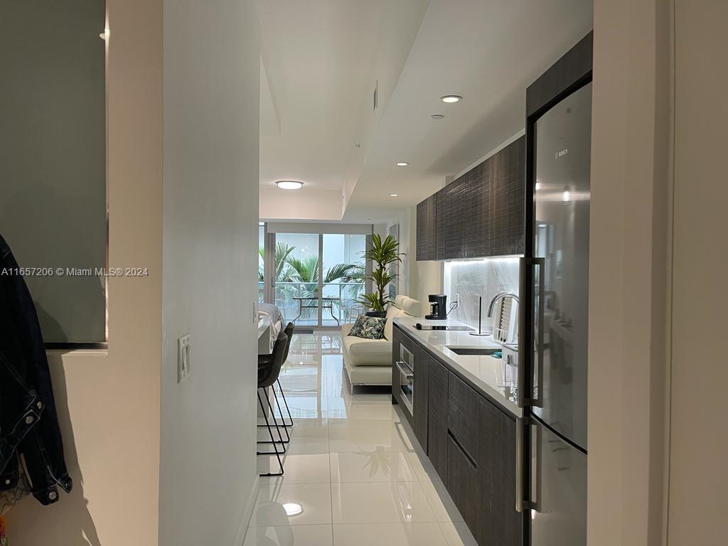 PARAMOUNT MIAMI WORLDCENT - Residential Lease