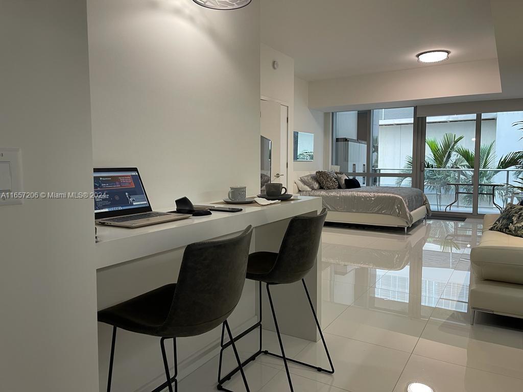 PARAMOUNT MIAMI WORLDCENT - Residential Lease