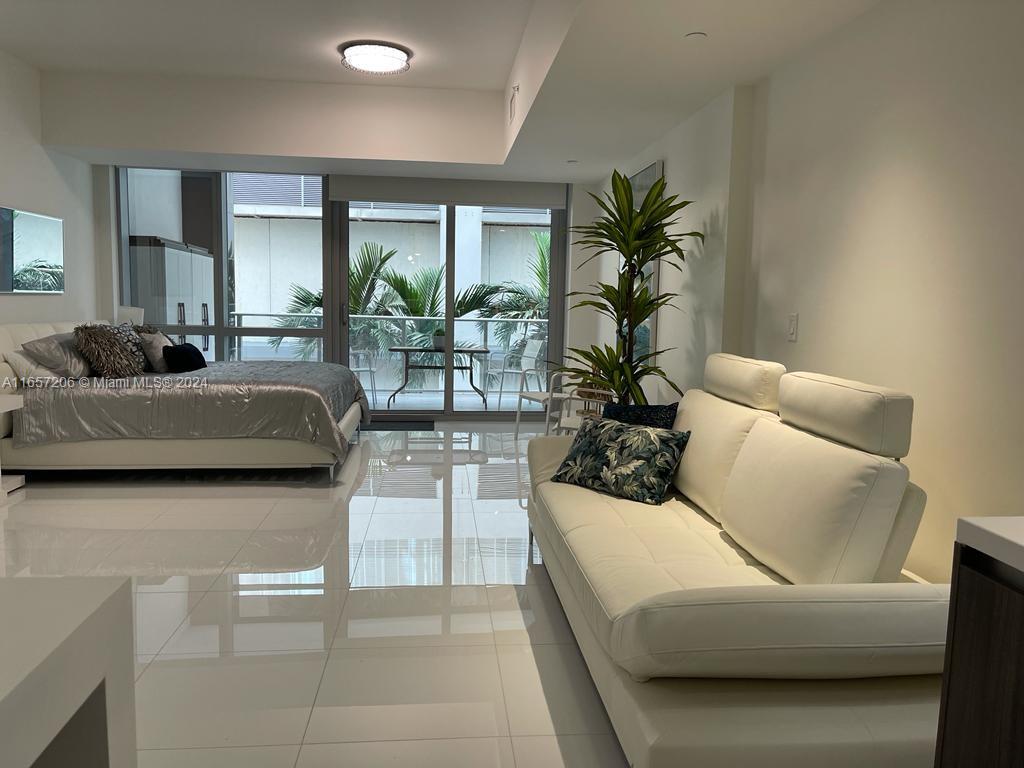 PARAMOUNT MIAMI WORLDCENT - Residential Lease