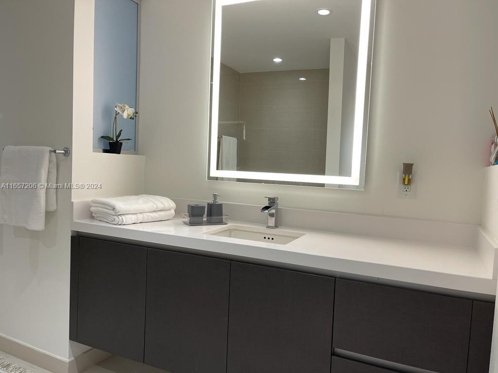 PARAMOUNT MIAMI WORLDCENT - Residential Lease
