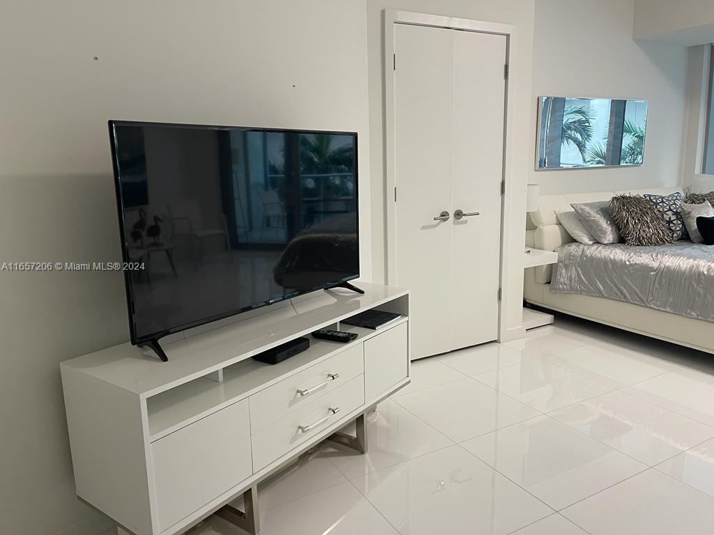 PARAMOUNT MIAMI WORLDCENT - Residential Lease