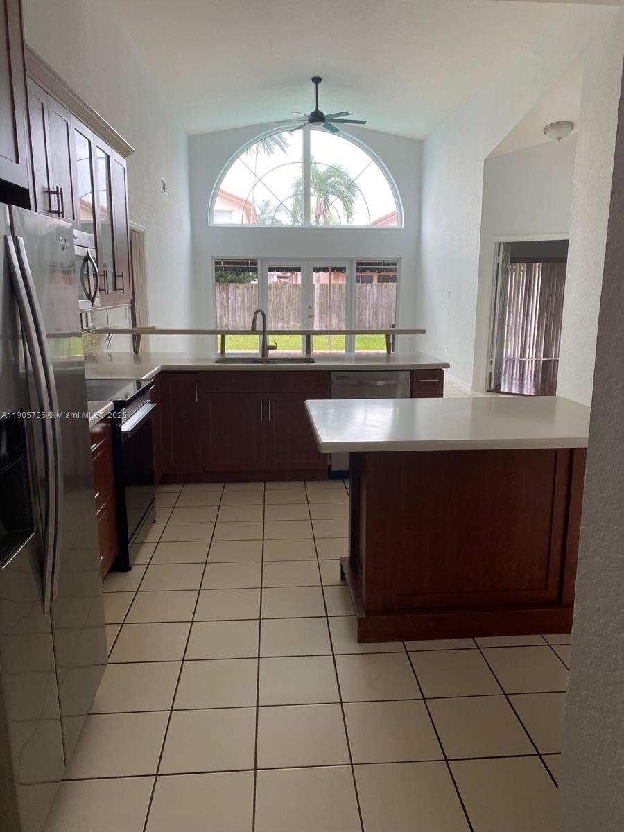 DORAL GLEN T-17816 - Residential Lease