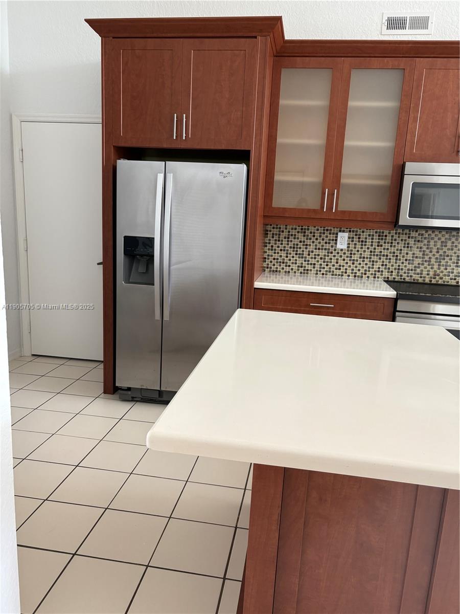 DORAL GLEN T-17816 - Residential Lease