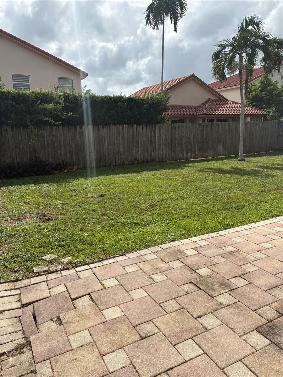 DORAL GLEN T-17816 - Residential Lease