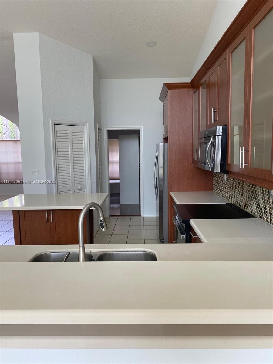 DORAL GLEN T-17816 - Residential Lease