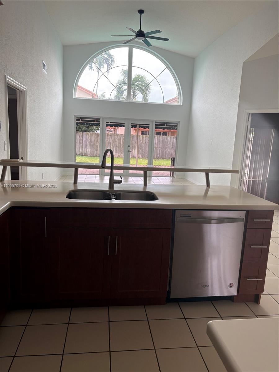 DORAL GLEN T-17816 - Residential Lease