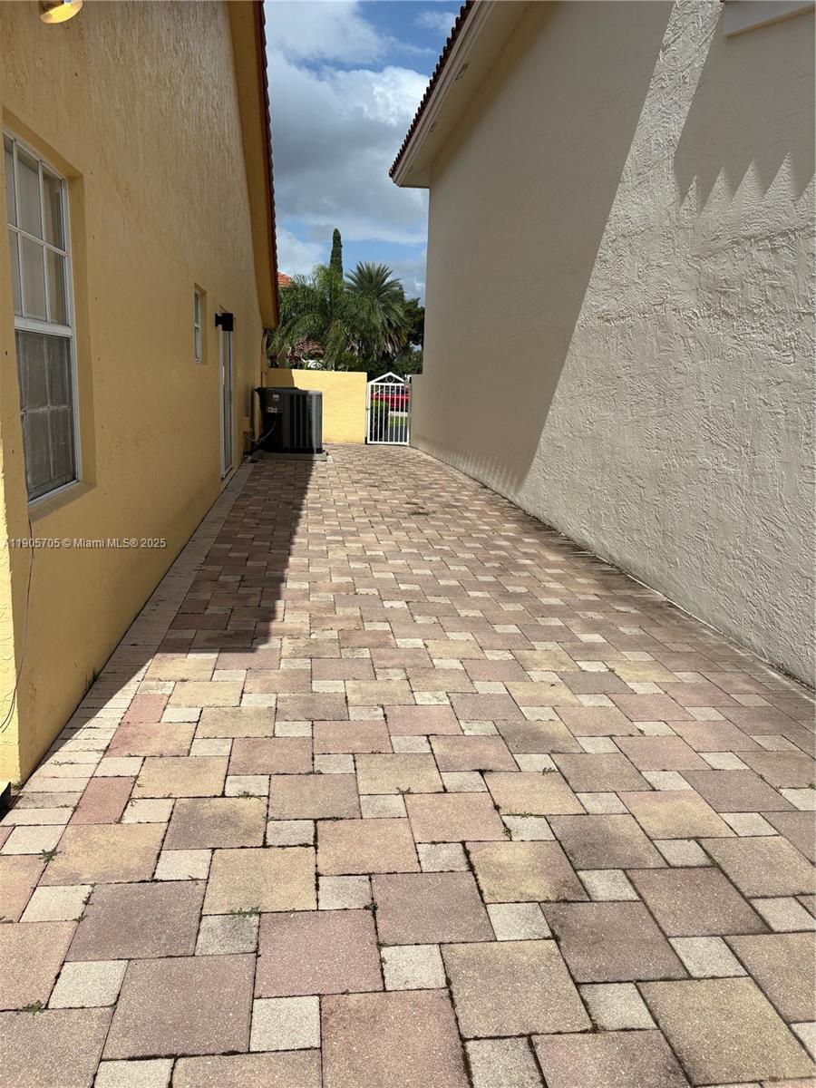 DORAL GLEN T-17816 - Residential Lease