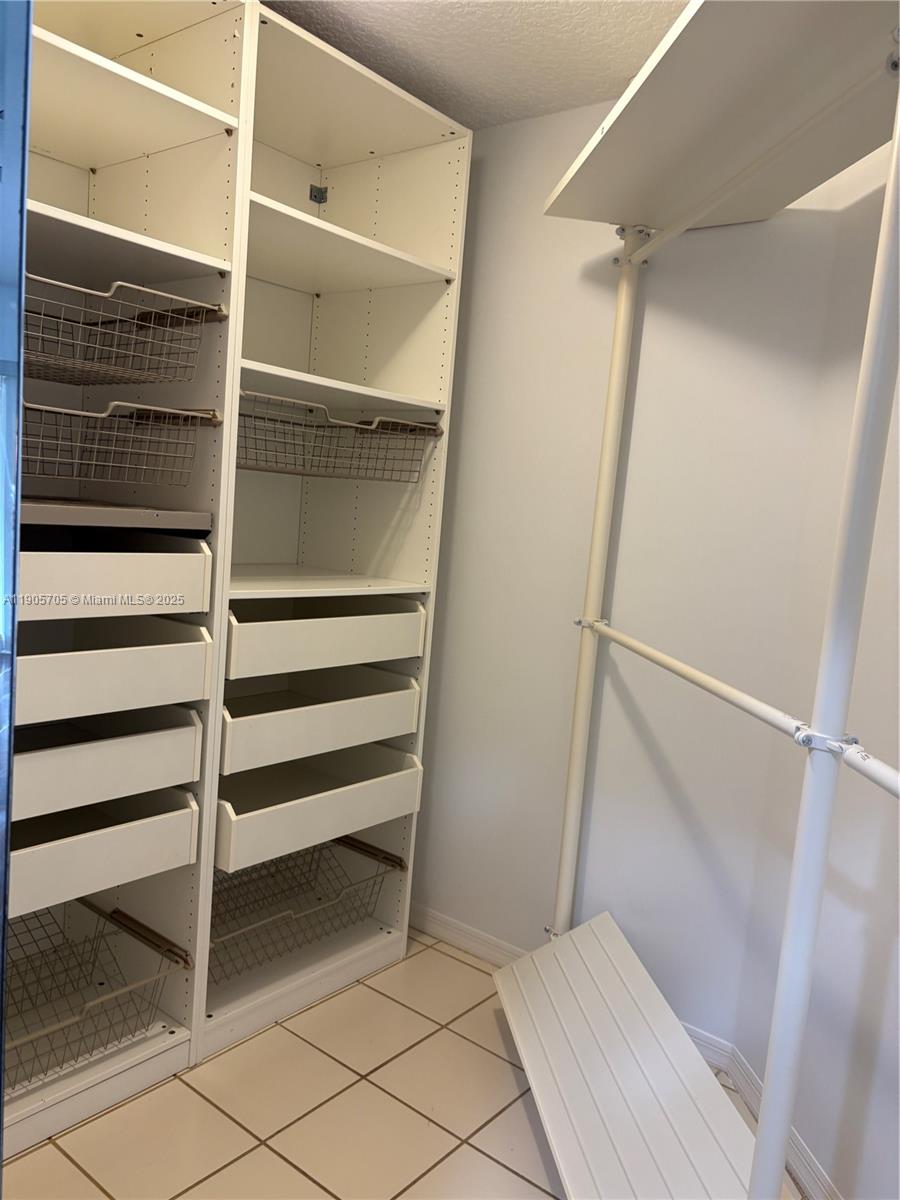 DORAL GLEN T-17816 - Residential Lease