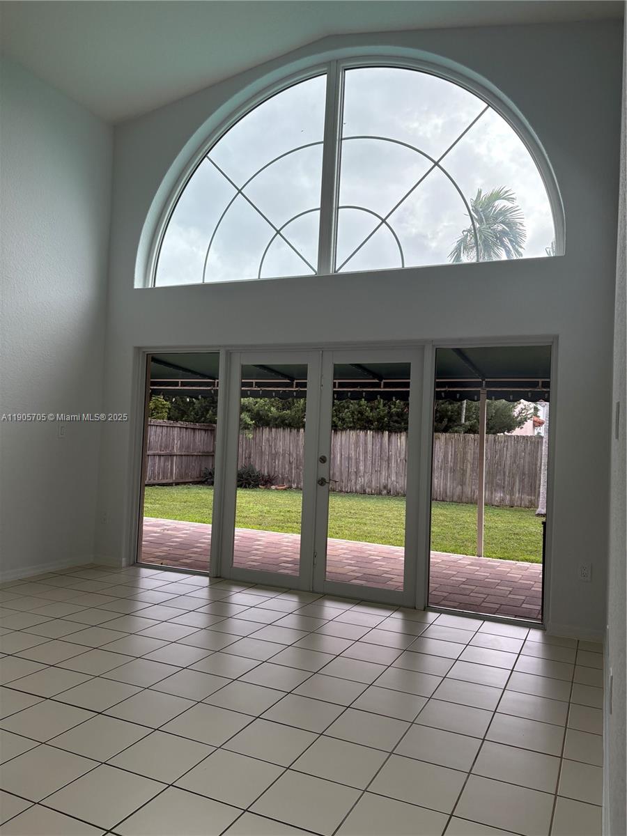 DORAL GLEN T-17816 - Residential Lease
