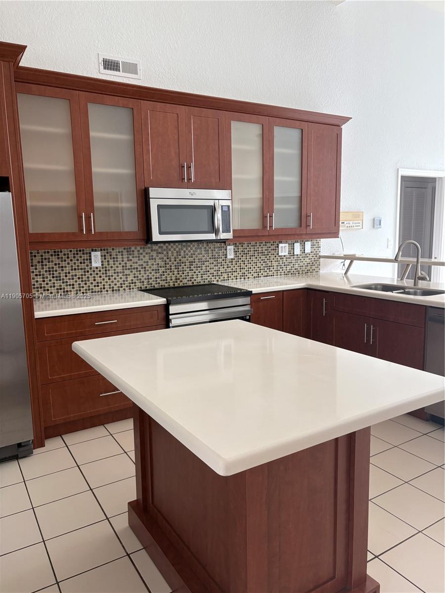 DORAL GLEN T-17816 - Residential Lease