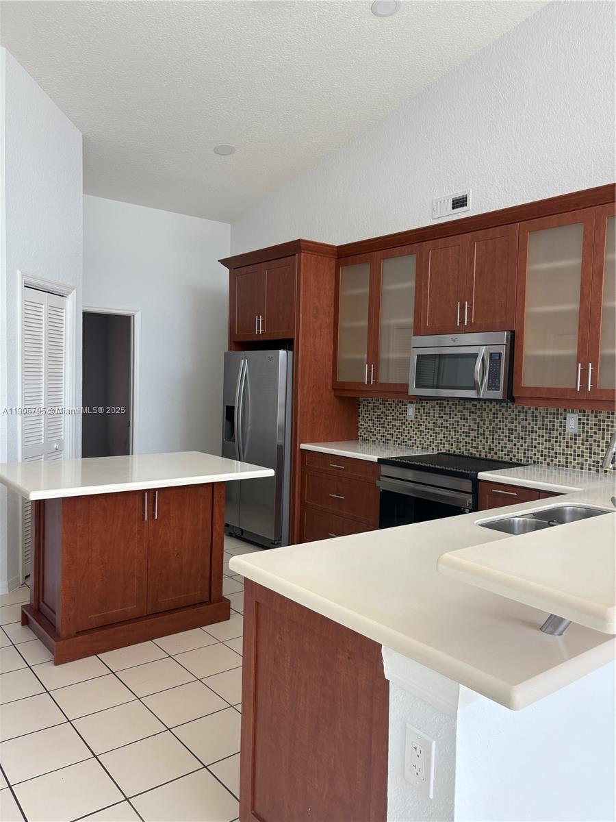DORAL GLEN T-17816 - Residential Lease