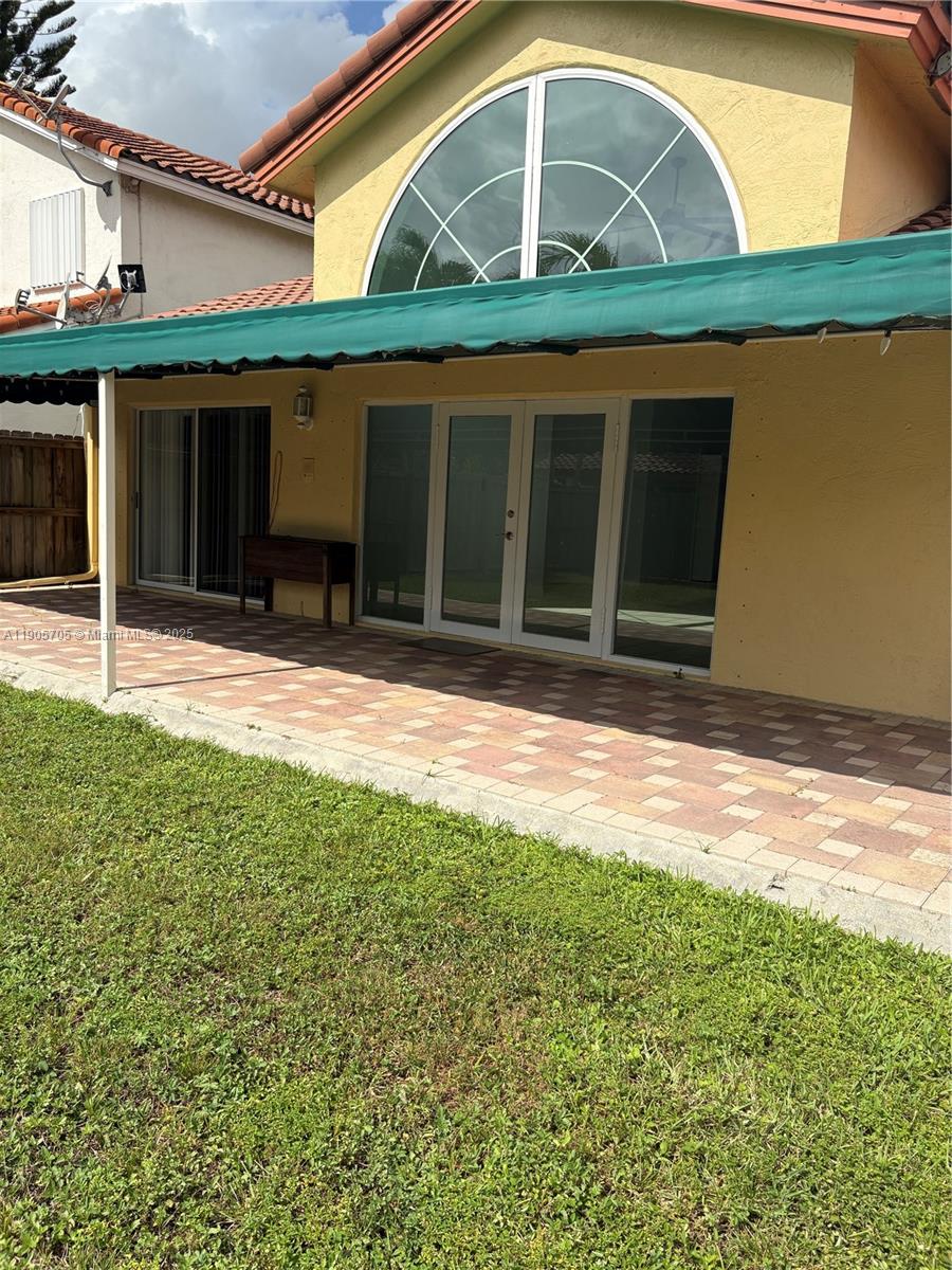 DORAL GLEN T-17816 - Residential Lease