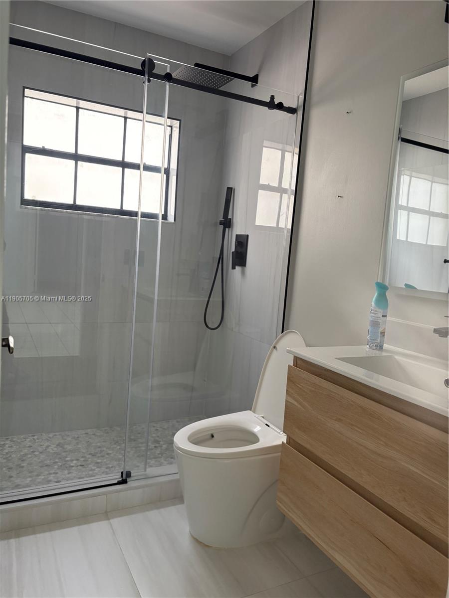 DORAL GLEN T-17816 - Residential Lease