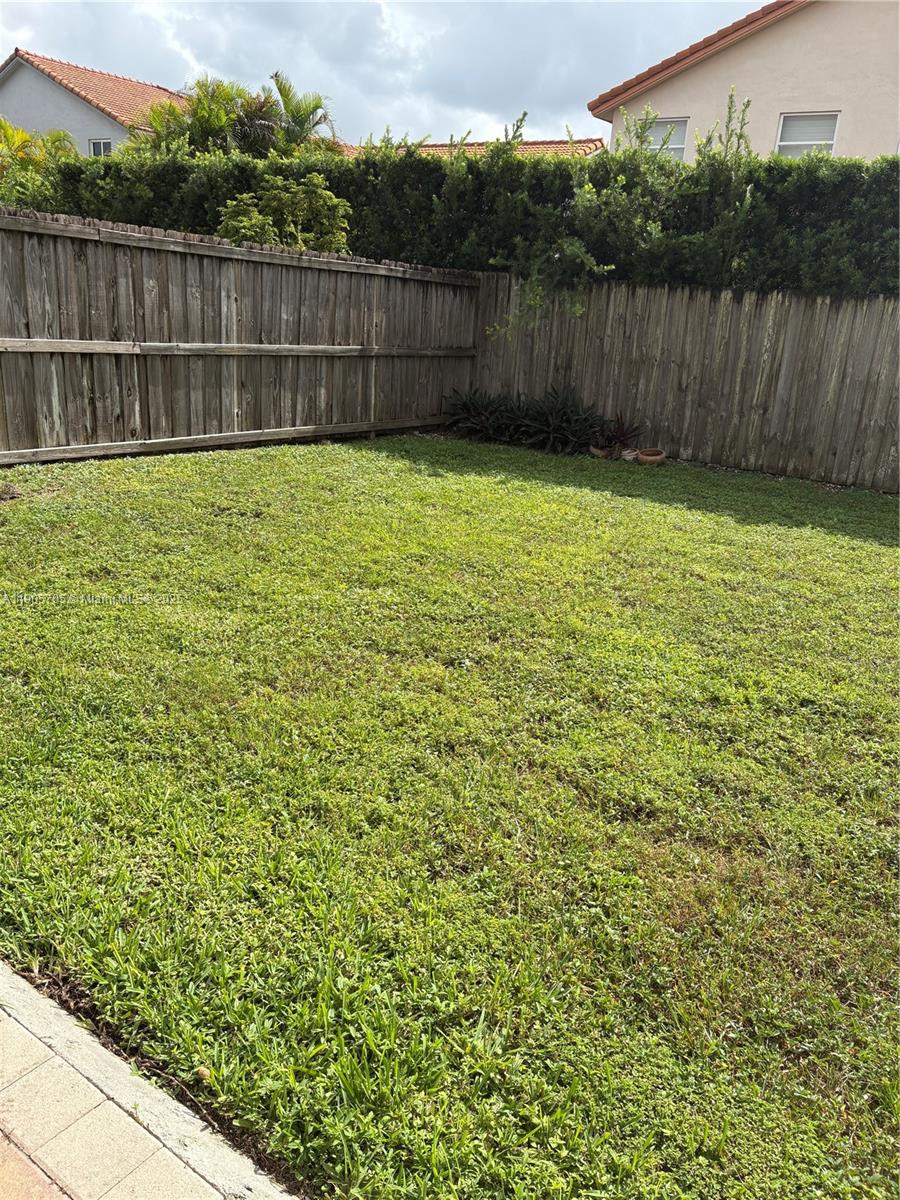 DORAL GLEN T-17816 - Residential Lease