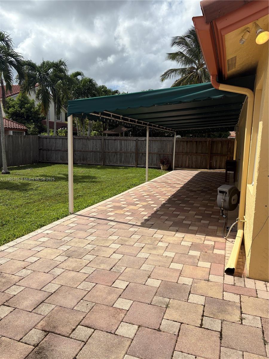 DORAL GLEN T-17816 - Residential Lease