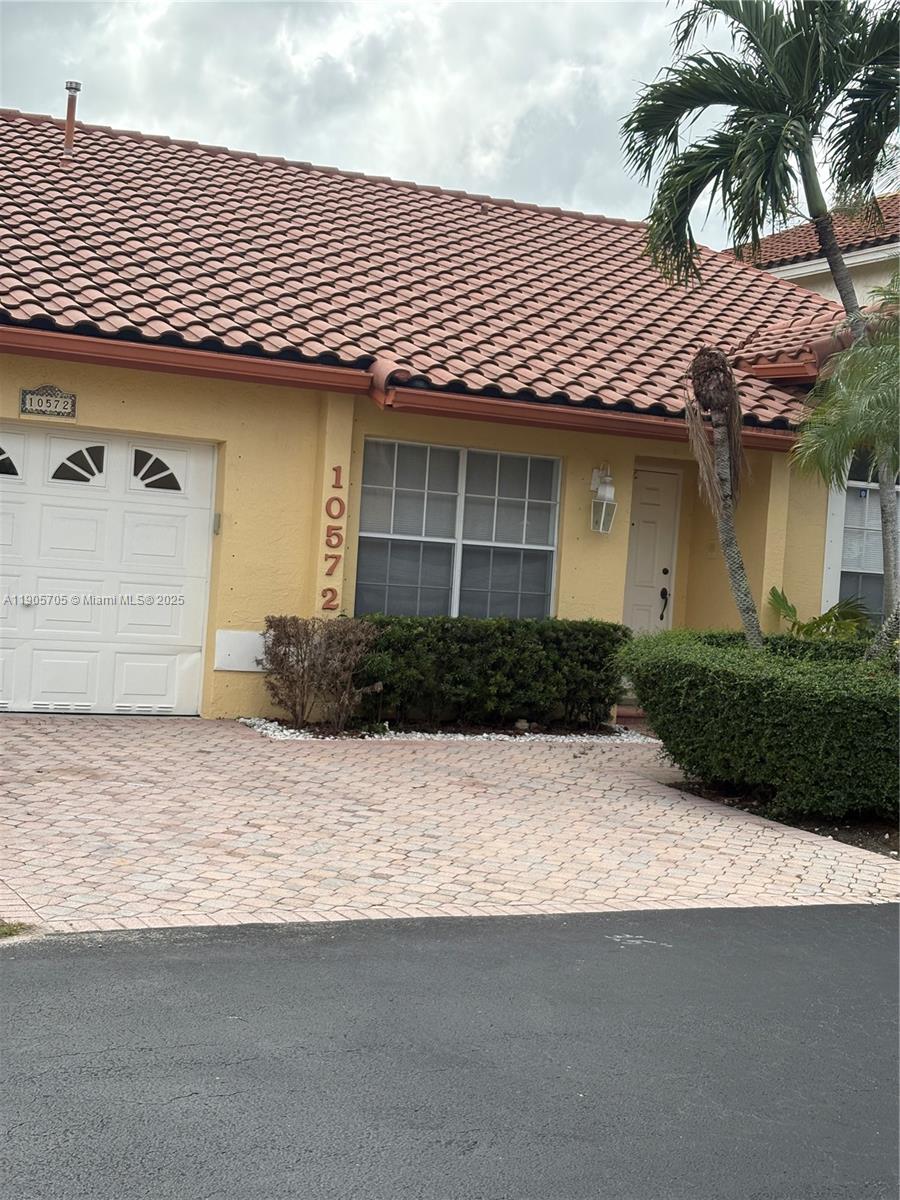 DORAL GLEN T-17816 - Residential Lease