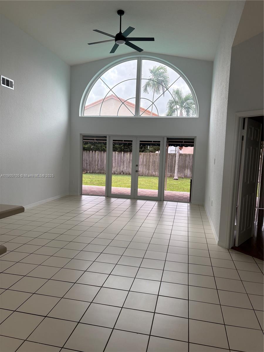 DORAL GLEN T-17816 - Residential Lease