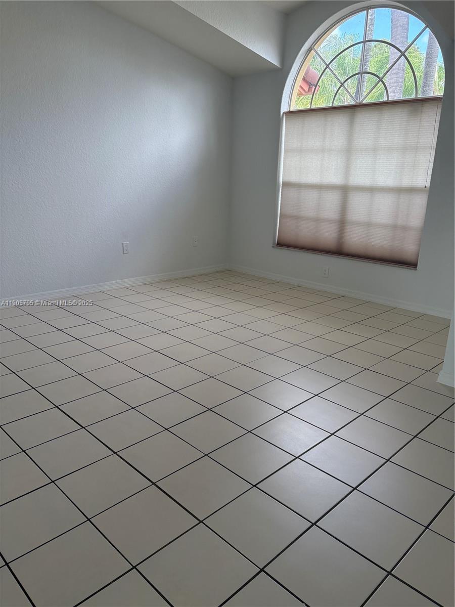 DORAL GLEN T-17816 - Residential Lease