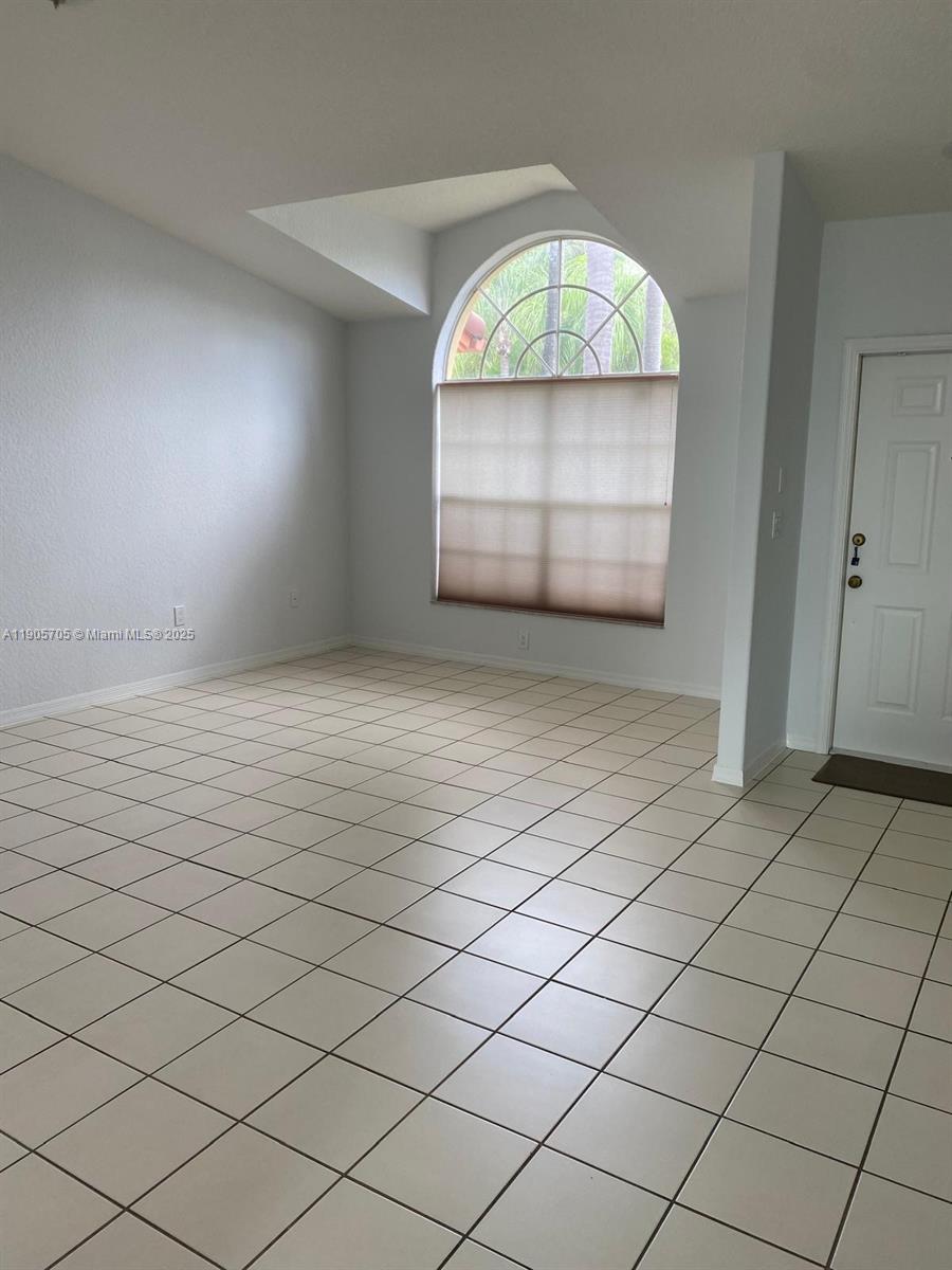 DORAL GLEN T-17816 - Residential Lease