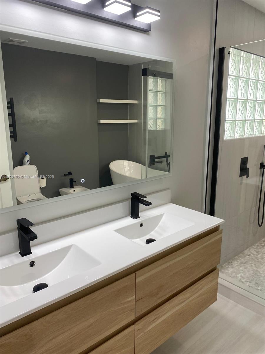 DORAL GLEN T-17816 - Residential Lease