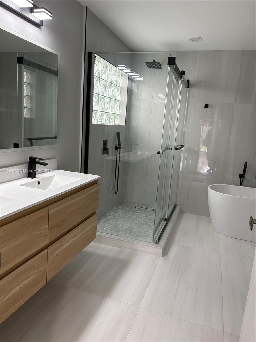 DORAL GLEN T-17816 - Residential Lease