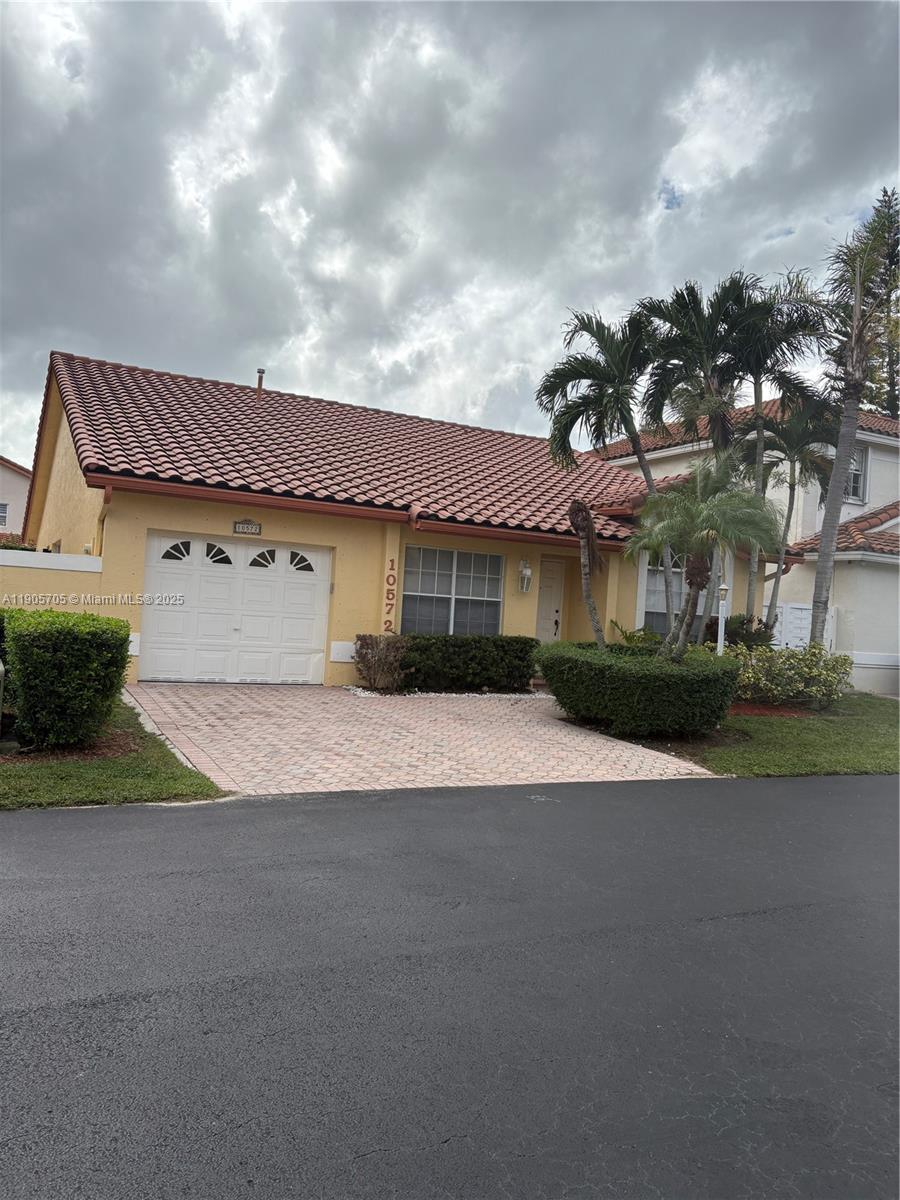 DORAL GLEN T-17816 - Residential Lease