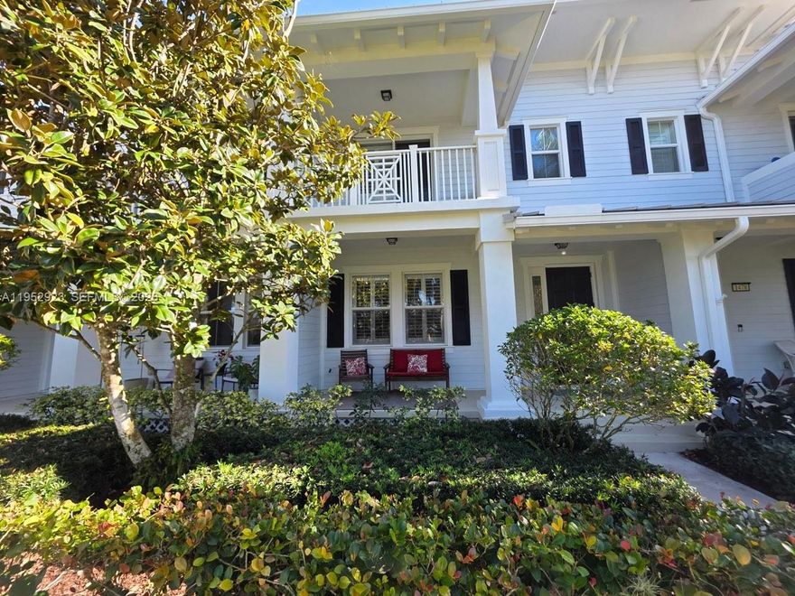 MALLORY CREEK AT ABACOA IS THE REASON DIVOSTA COMMUNITIES WIN AWARDS YEAR AFTER YEAR FOR  PRODUCT AND QUALITY. TREE LINED STREETS AND NATURE PRESERVES GIVES MALLORY CREEK THAT  SMALL TOWN FEEL. A VARIETY OF UNIQUE RESTAURANTS , BOUTIQUES , GALLERIES AND OTHER AMENITIES ARE LOCATED WITHIN ABACOA. THIS 3 BEDROOM / 2.5 BATH IS IN IMPECCABLE CONDITION. EASY TO SHOW. PRICED TO SELL.