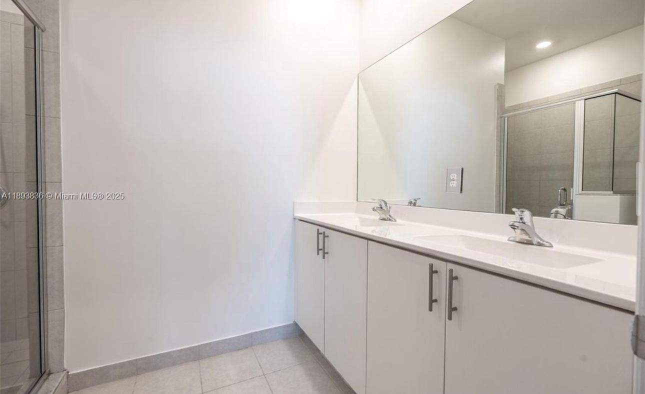 SILVER PALM RESIDENTIAL H - Residential Lease