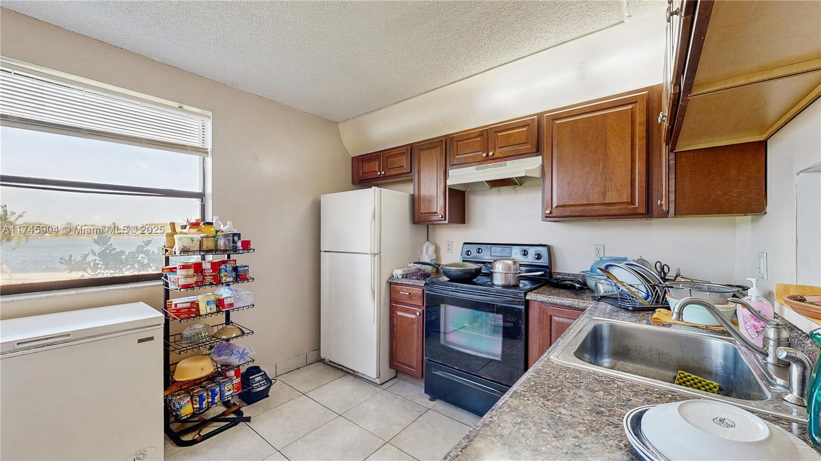 LAKESHORE CONDO 6 - Residential