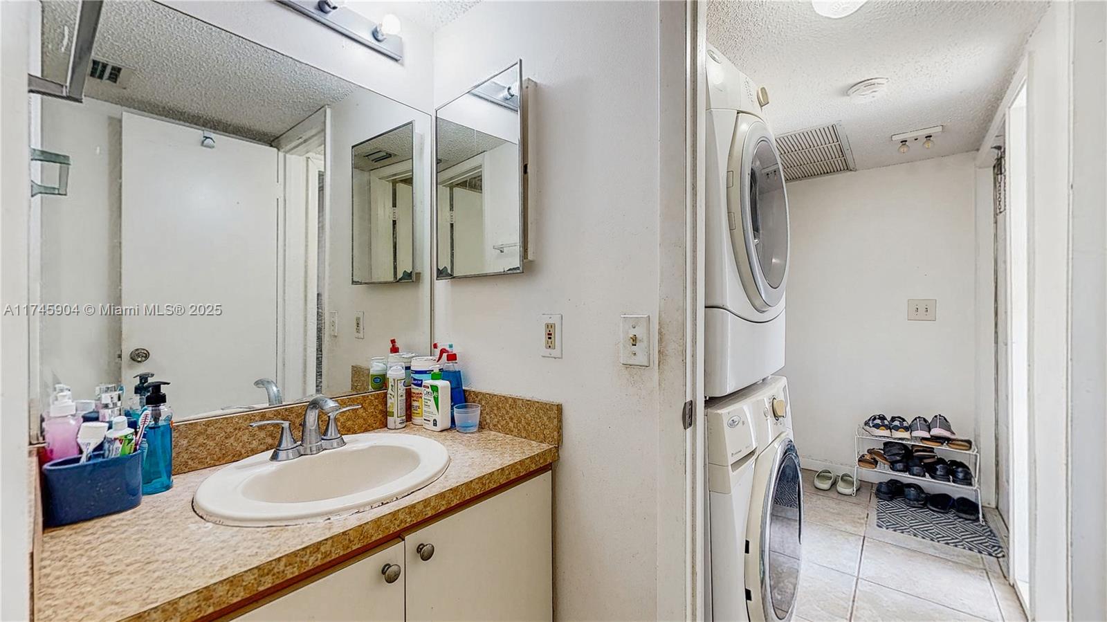 LAKESHORE CONDO 6 - Residential