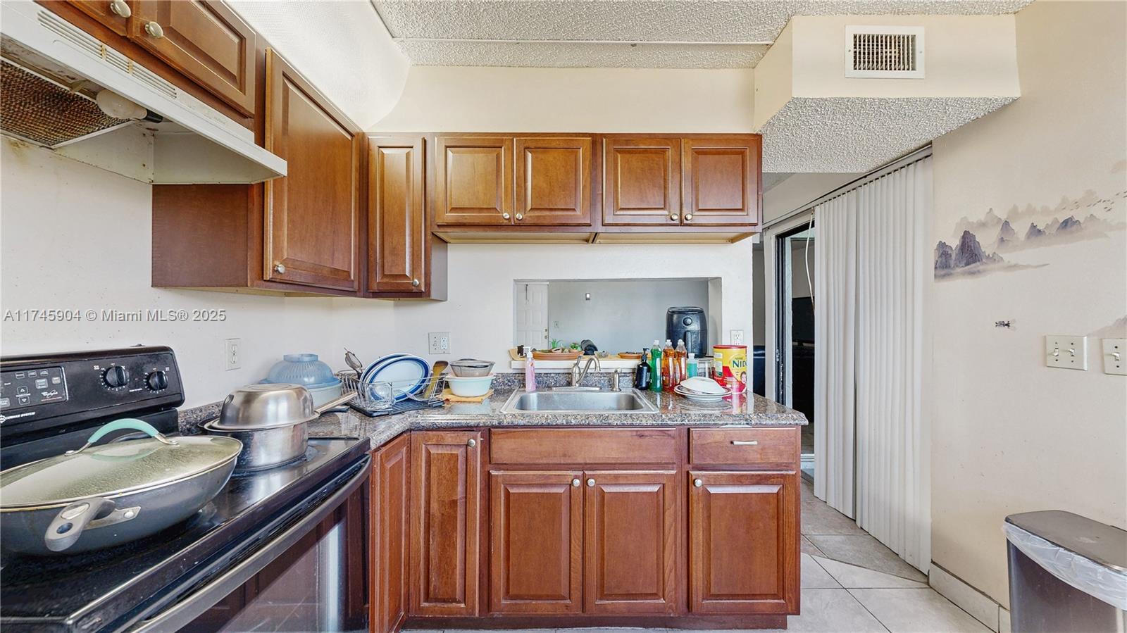 LAKESHORE CONDO 6 - Residential
